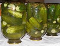 Twee manieren om komkommers voor de winter te pekelen (om thuis te bewaren): koud en warm