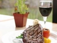Daging sapi direbus dan dipanggang dalam anggur merah: resep Daging sapi direbus dalam anggur