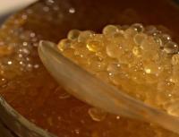 Seperti apa bentuk kaviar pike?  Memisahkan film sambungan.  Kaviar pike asin disiapkan dengan cara panas sebagai berikut: