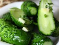 Snelle licht gezouten komkommers